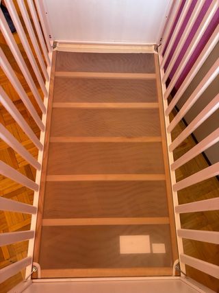 Cuna de madera blanca