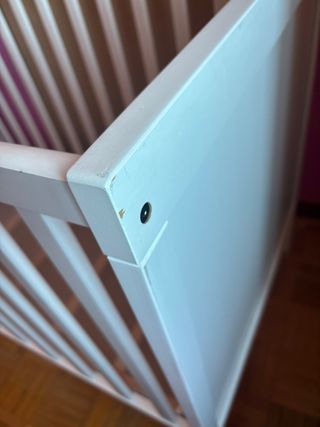 Cuna de madera blanca