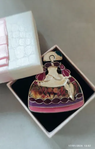 Broche estilo traje regional