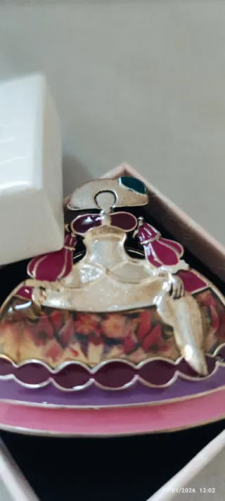 Broche estilo traje regional