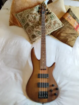 Bajo Ibanez SRT900 con EMG
