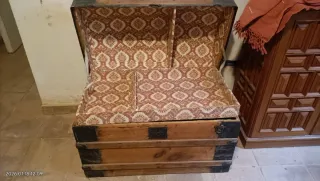 Baúl de madera con detalles metálicos
