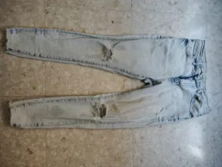 Pantalón vaquero desgastado