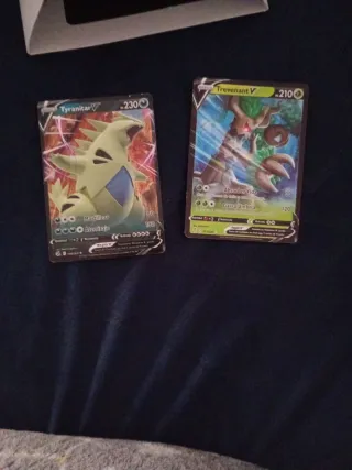 Cartas Pokémon Tyranitar V y Trevenant V