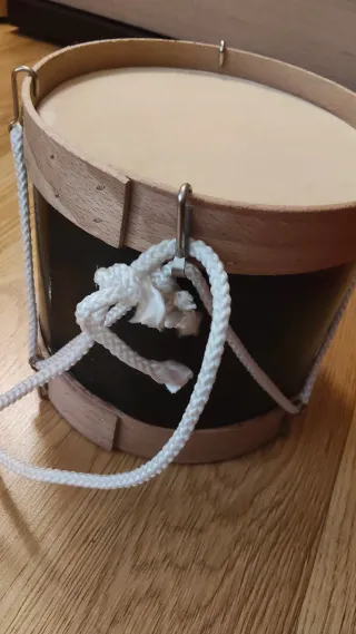 Tamburi giocattolo con bacchette