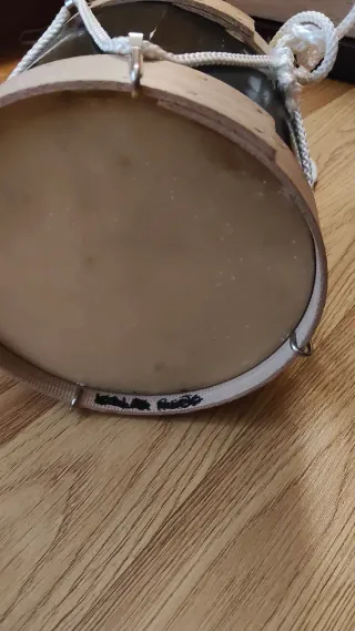 Tamburi giocattolo con bacchette