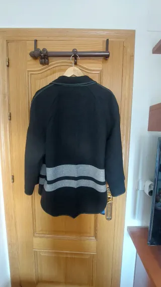 Capa Karen Millen negra y azul