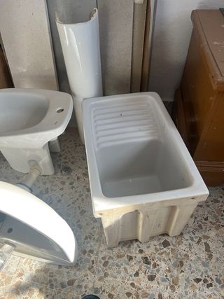 Lavabo, bidet y pila de cerámica