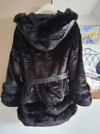 Chaqueta de pelo negra