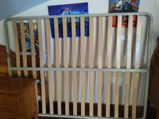 Cama matrimonio pino 135cm, somier y mesilla