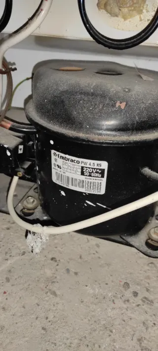 Frigorífico pequeño blanco con congelador