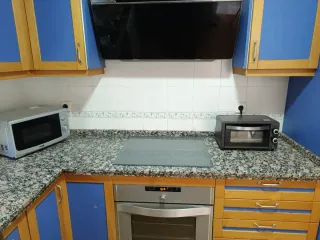 Encimera de granito y muebles de cocina