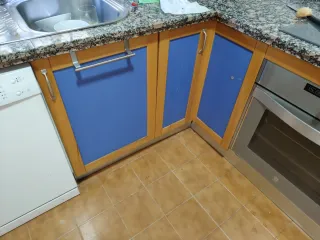 Encimera de granito y muebles de cocina