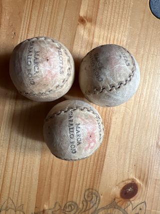 Pelotas de cuero antiguas sin usar Hay bastantes
