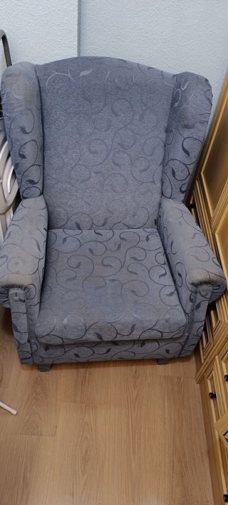 Sillón de tela gris con estampado