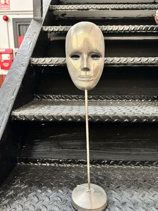 Escultura de metal plateada