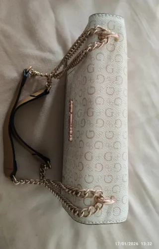Bolso Guess Blanco, beige y dorado.