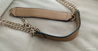 Bolso Guess Blanco, beige y dorado.