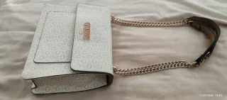 Bolso Guess Blanco, beige y dorado.