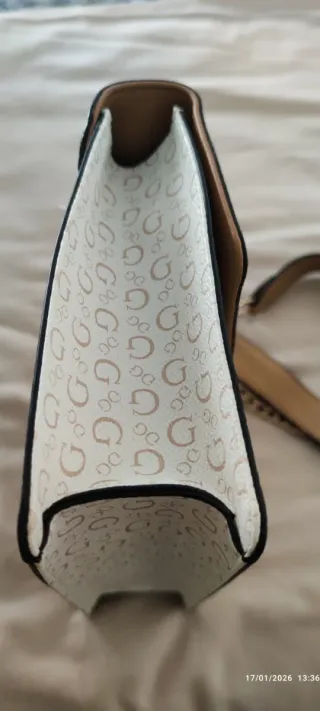 Bolso Guess Blanco, beige y dorado.