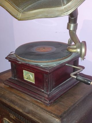 Radio y gramófono antiguos