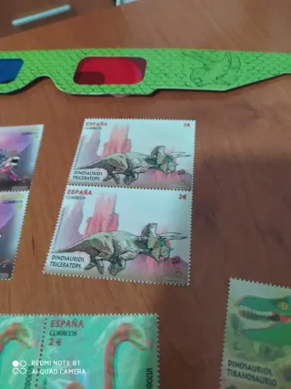 Sellos Dinosaurios, más gafas 3D, leer anuncio