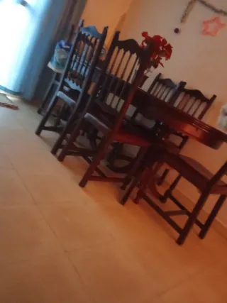 Mesa de comedor con espejo mueble y mesa de centro