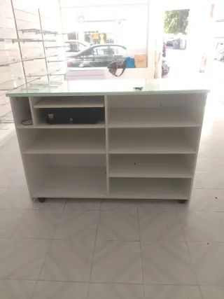 Mostrador blanco con tapa de cristal