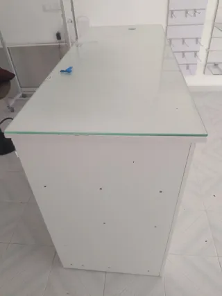 Mostrador blanco con tapa de cristal