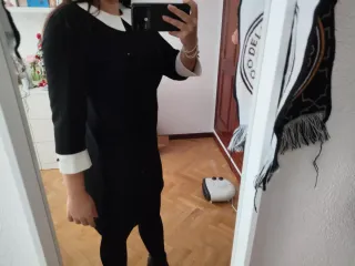 Vestido negro con cuello blanco