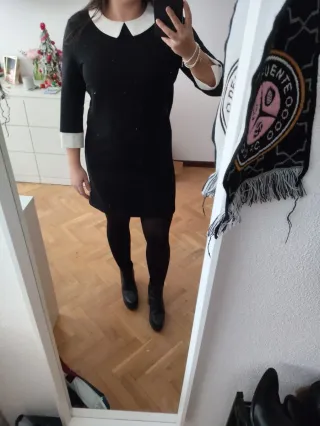 Vestido negro con cuello blanco