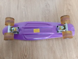 Monopatín morado para principiantes