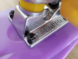 Monopatín morado para principiantes