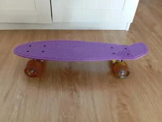 Monopatín morado para principiantes