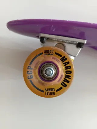 Monopatín morado para principiantes