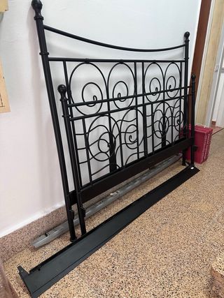 Estructura de cama de metal negra