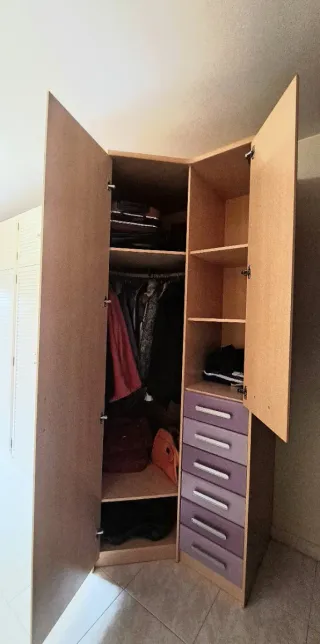 Armario de esquina beige y morado