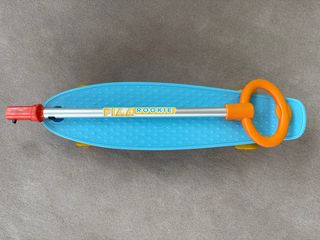 Patinete azul con asa para niños