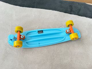 Patinete azul con asa para niños