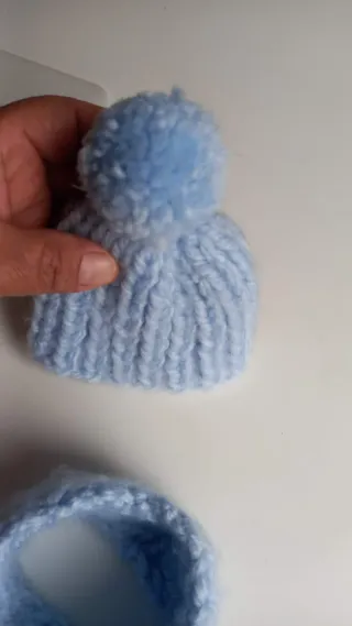 Gorro y bufanda para muñecas hecho a mano