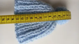 Gorro y bufanda para muñecas hecho a mano