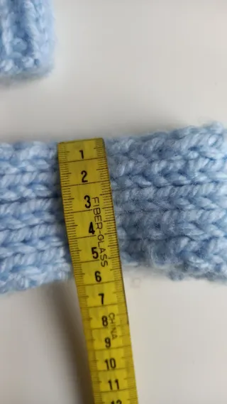 Gorro y bufanda para muñecas hecho a mano