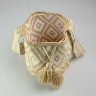 Bolso Wayuu tejido beige y blanco