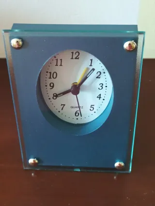 Reloj de sobremesa moderno