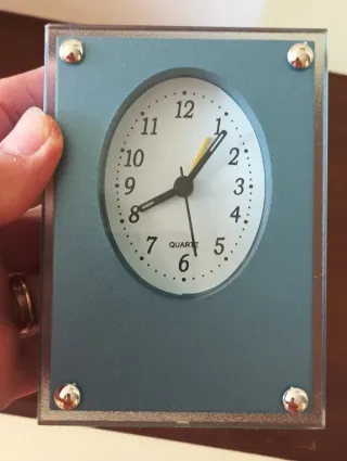 Reloj de sobremesa moderno