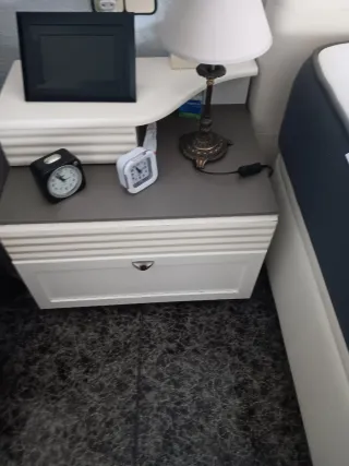 Canapé, Colchón, Mesitas y Cómoda