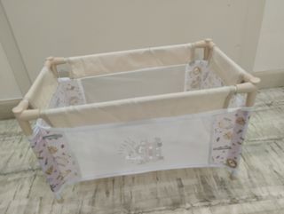 Cuna de muñecas con estampado safari