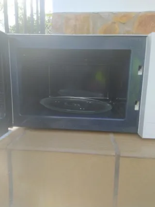 Microondas Samsung Blanco y Negro de 1100w potenci