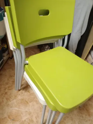 Sillas apilables verdes y blancas Las 4 por 30€