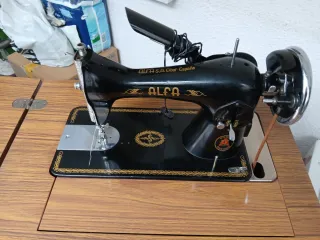 Máquina de coser Alfa antigua